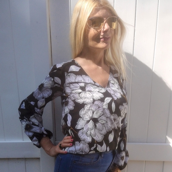 New Floral Sexy Faux Wrap Blouse Small - Picture 2 of 6